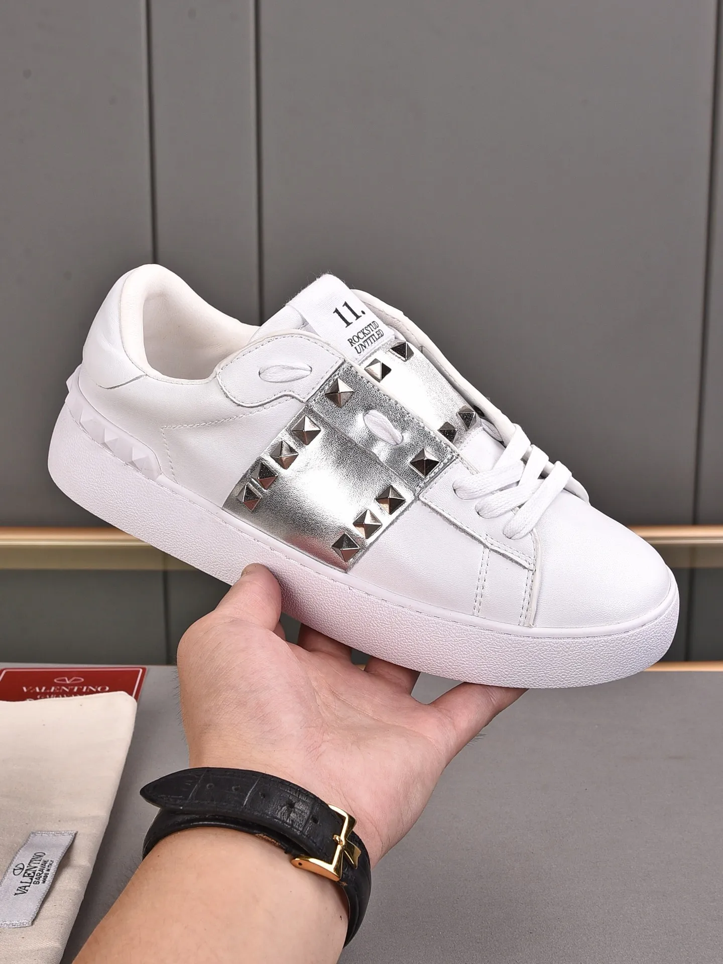 Men's shoes 440💰 (men and women couples) Valentino classic color matching series casual shoes. Made with heavy craftsmanship, good products pay attention to every detail. A must-have trendy item that can be worn all year round, it has been worn by many celebrities and Internet celebrities~~Imported cowhide surface, unique design concept, sheepskin lining, counter quality. Women’s clothing 35-40. Men’s clothing 39-44, 45-46 (returns and exchanges are not supported for custom-made items)